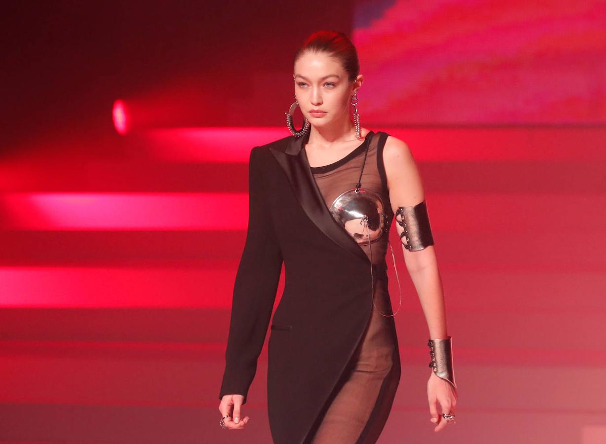 La pasarela de la Alta Costura Primavera/Verano de París ha sido el lugar donde Jean Paul Gaultier ha dicho adiós a una larga trayectoria en la moda. Dita Von Teese, Rossy de Palma, las hermanas Hadid, Karlie Kloss, Irina Shayk, entre otras han sido las que se han vestido con los excéntricos diseños.