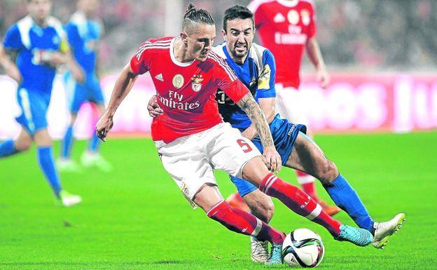 Fejsa controla el esférico en un partido con el Benfica. 