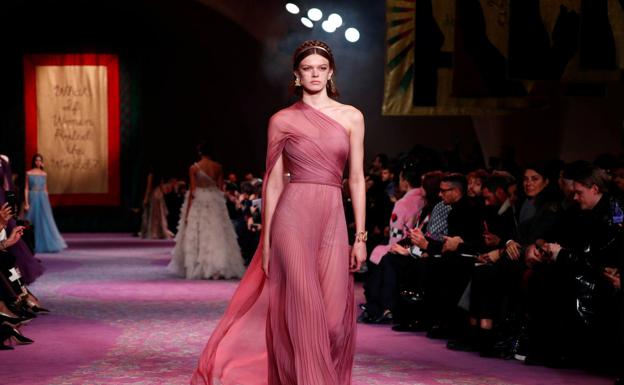 Un vestido drapeado de Dior en la pasarela.