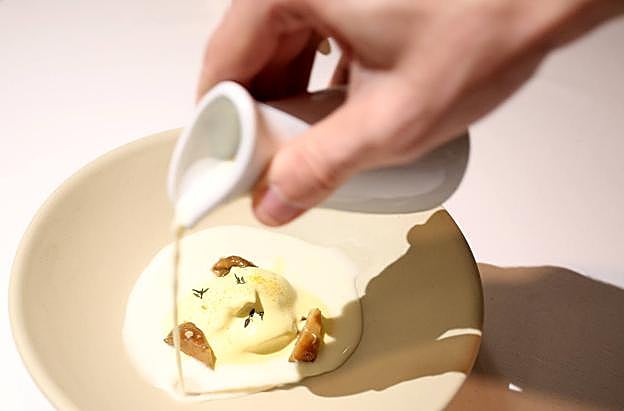 Escabeche emulsionado con pechugas de codorniz, níscalos y gazpachuelo de miso blanco.