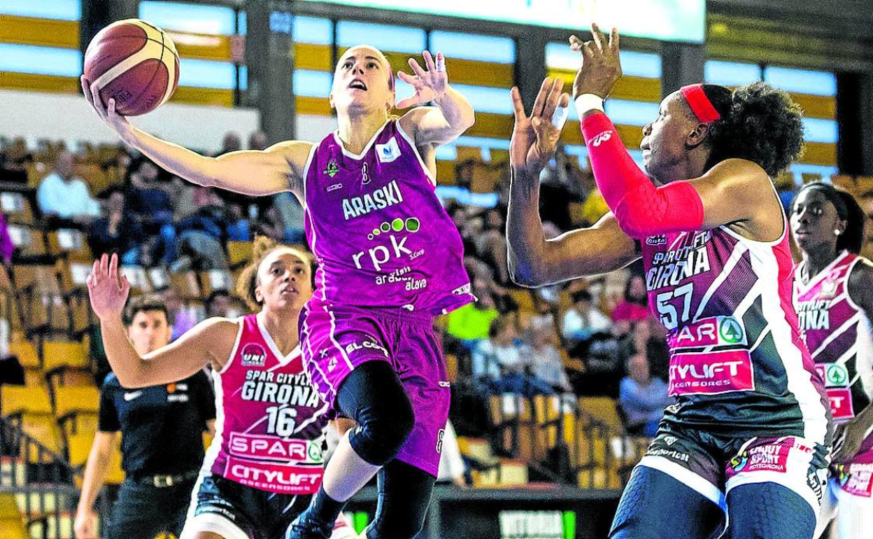 María Asurmendi entra a canasta en el duelo ante el Girona de la primera vuelta. 