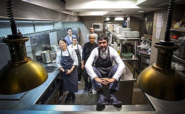 García junto a su equipo; la japonesa Yosiko Tashiro (8 años en Soria), Sandra Elisa Haro, Aisatta Cissé, Iván del Pozo (sumiller) y Javier Iruela (sala).