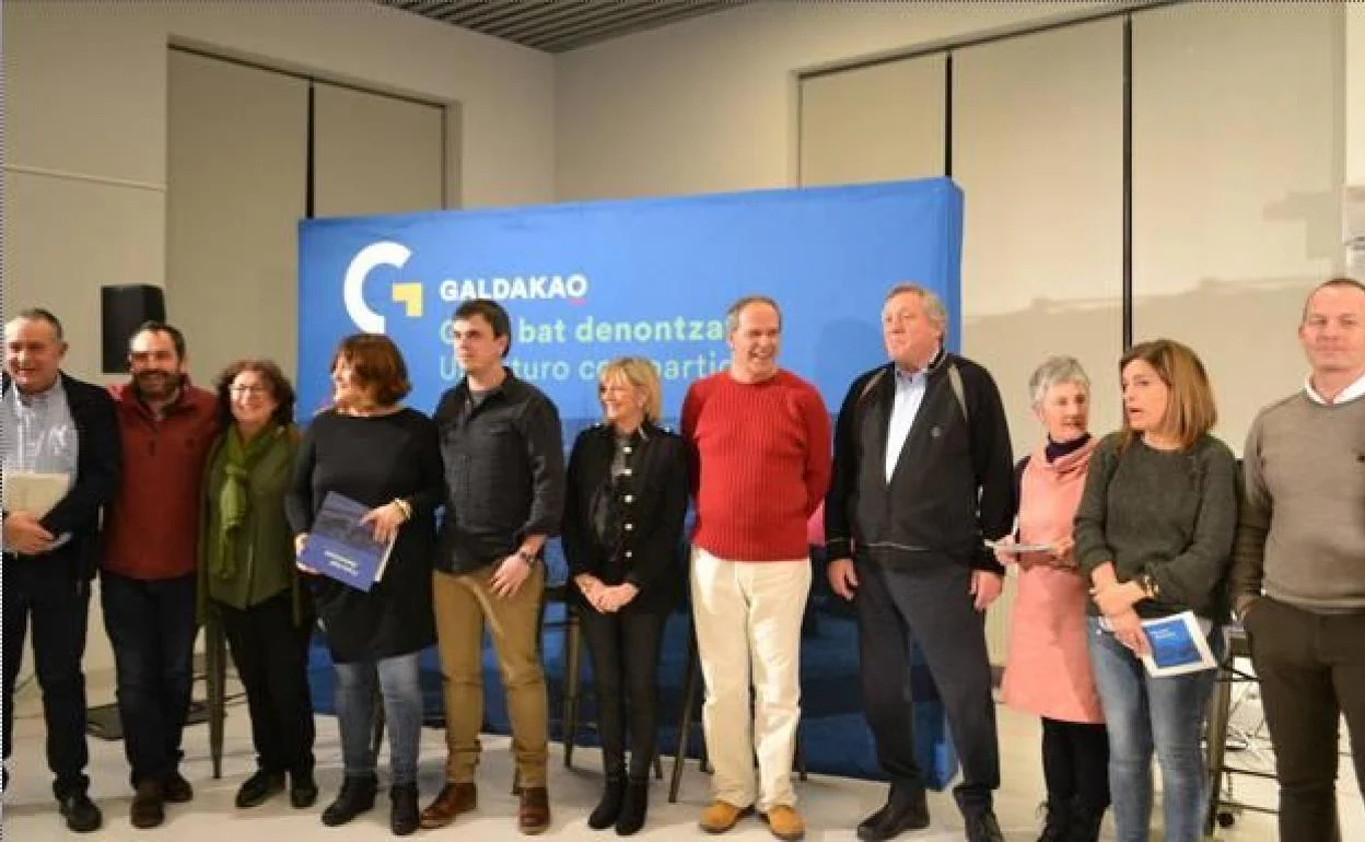 Foto de familia del equipo de gobierno del Ayuntamiento de Galdakao, liderado por el alcalde, Iñigo Hernando (quinto por la izquierda). 