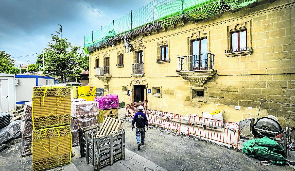 Obras en el Palacio de Samaniego, que los Rothschild reconvertirán en un lujoso hotel.