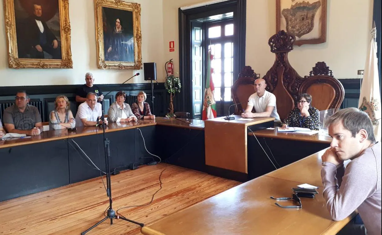 Pleno de Lekeitio con el alcalde, Koldo Goitia, presidiendo la sesión. 