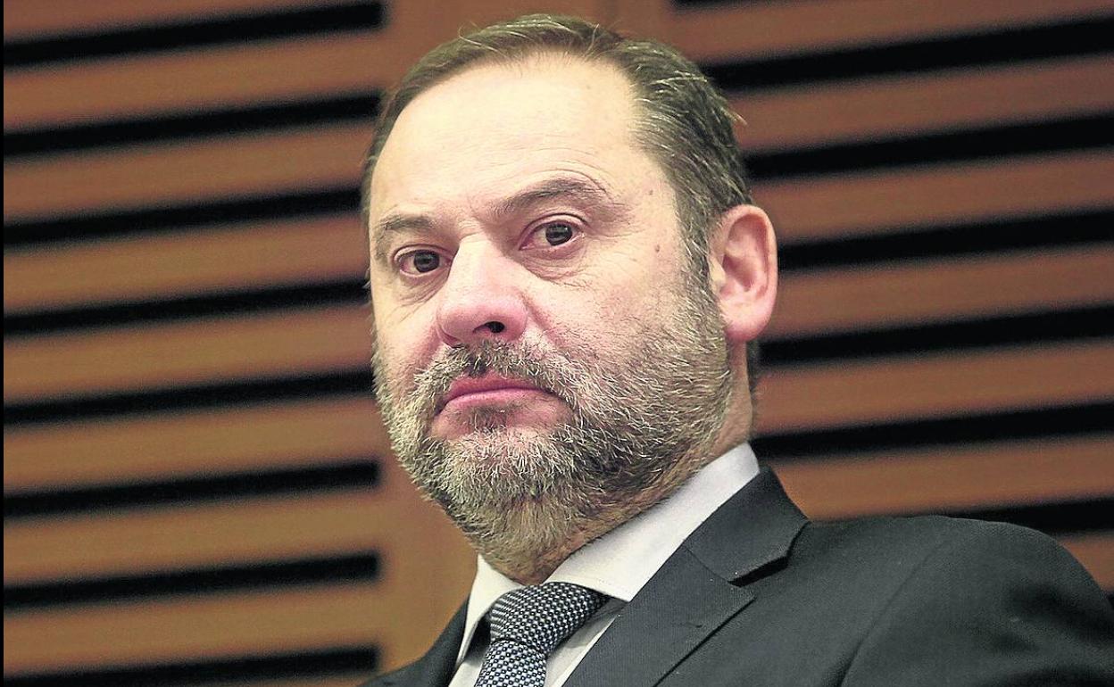 José Luis Ábalos, ministro de Transportes, con semblante serio.