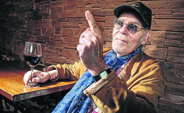 El artista Mike Kennedy, con una copa de vino, en un local hostelero de la capital alavesa.