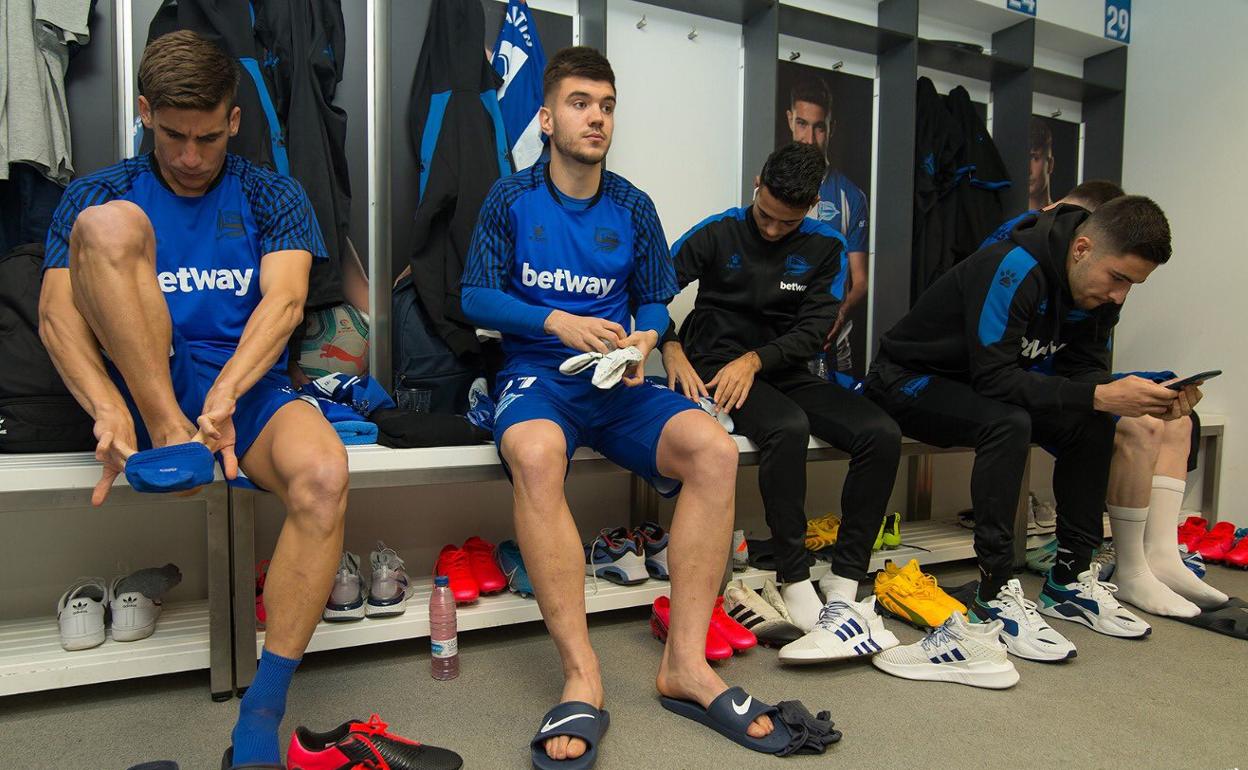Martín se prepara en el vestuario para el partido contra el Villarreal. 