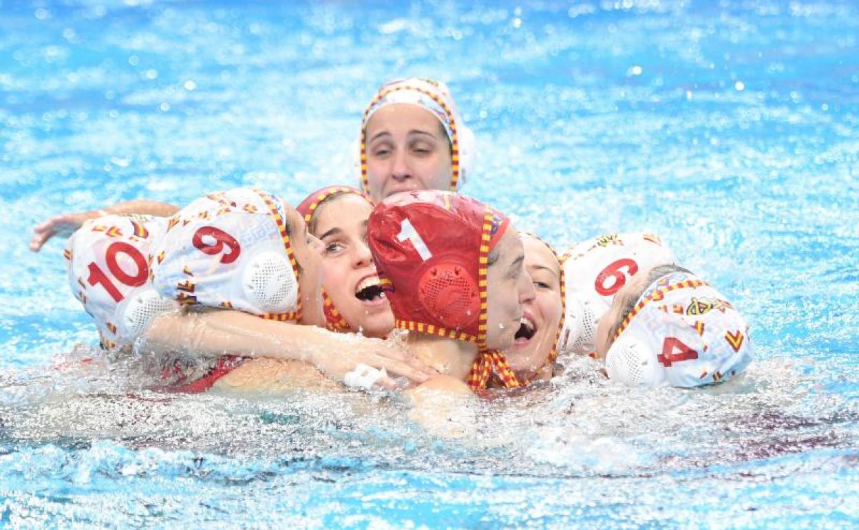 Las españolas celebran el título europeo de waterpolo conseguido en Budapest (Hungría). 