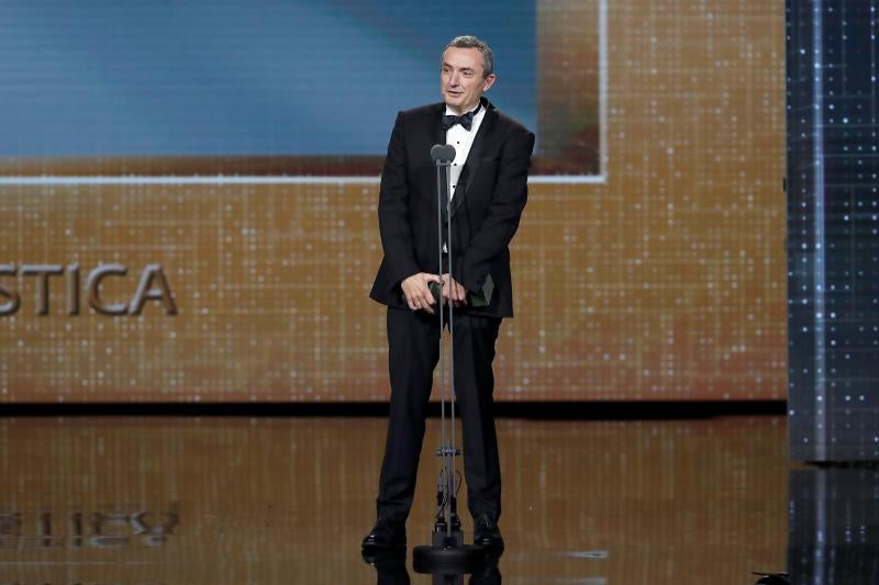 El director Juan Pedro de Gaspar recibe el Goya a la mejor dirección artística, por su trabajo en 'Mientras dure la guerra'.