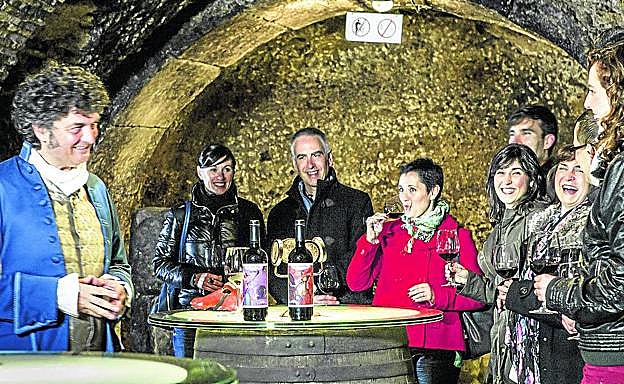 Un grupo de turistas asiste a una visita con cata comentada en Bodegas El Fabulista de Laguardia.