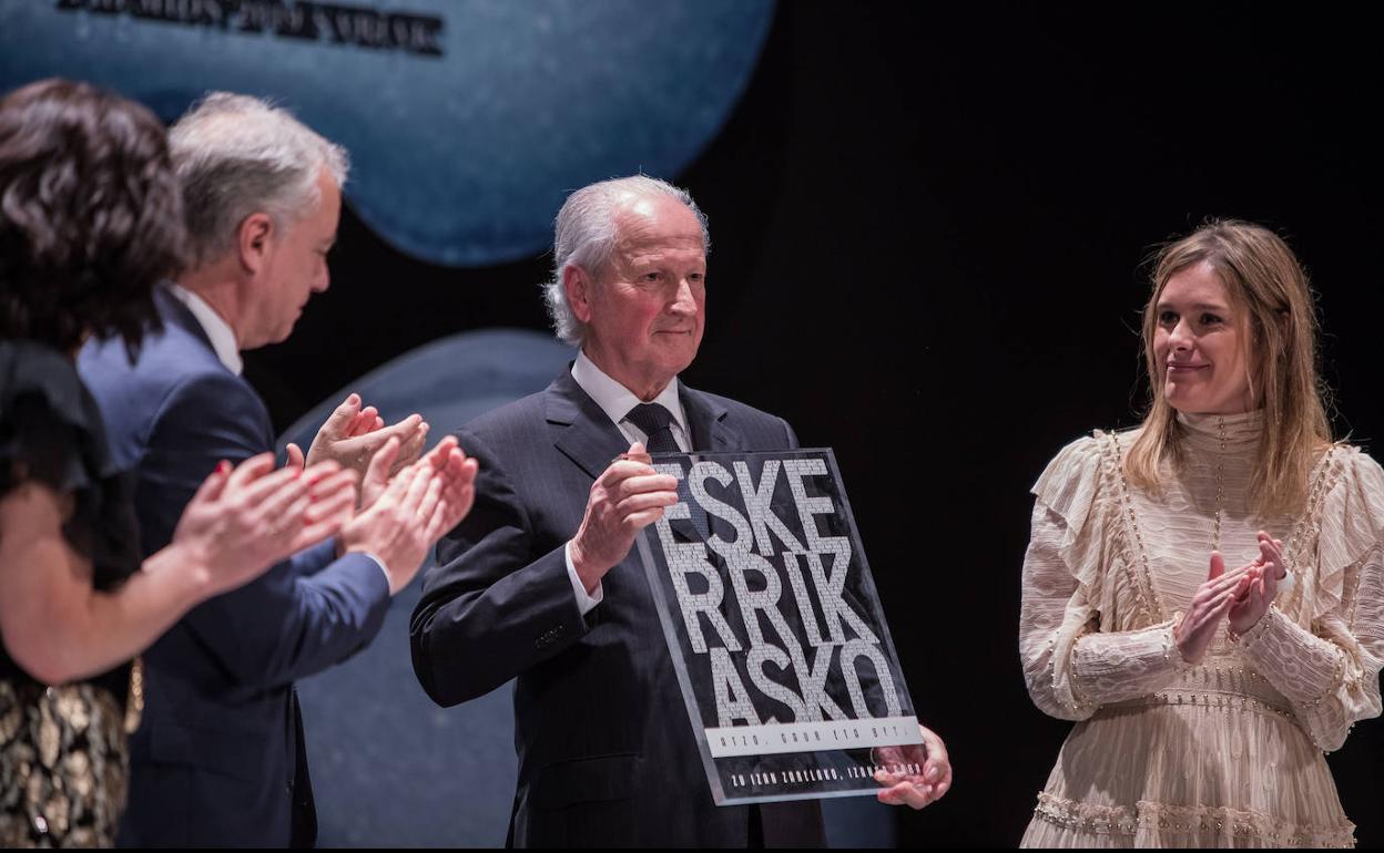 Un emocionado Atutxa recibe una placa de agradecimiento por su labor ak frente de la Fundación.