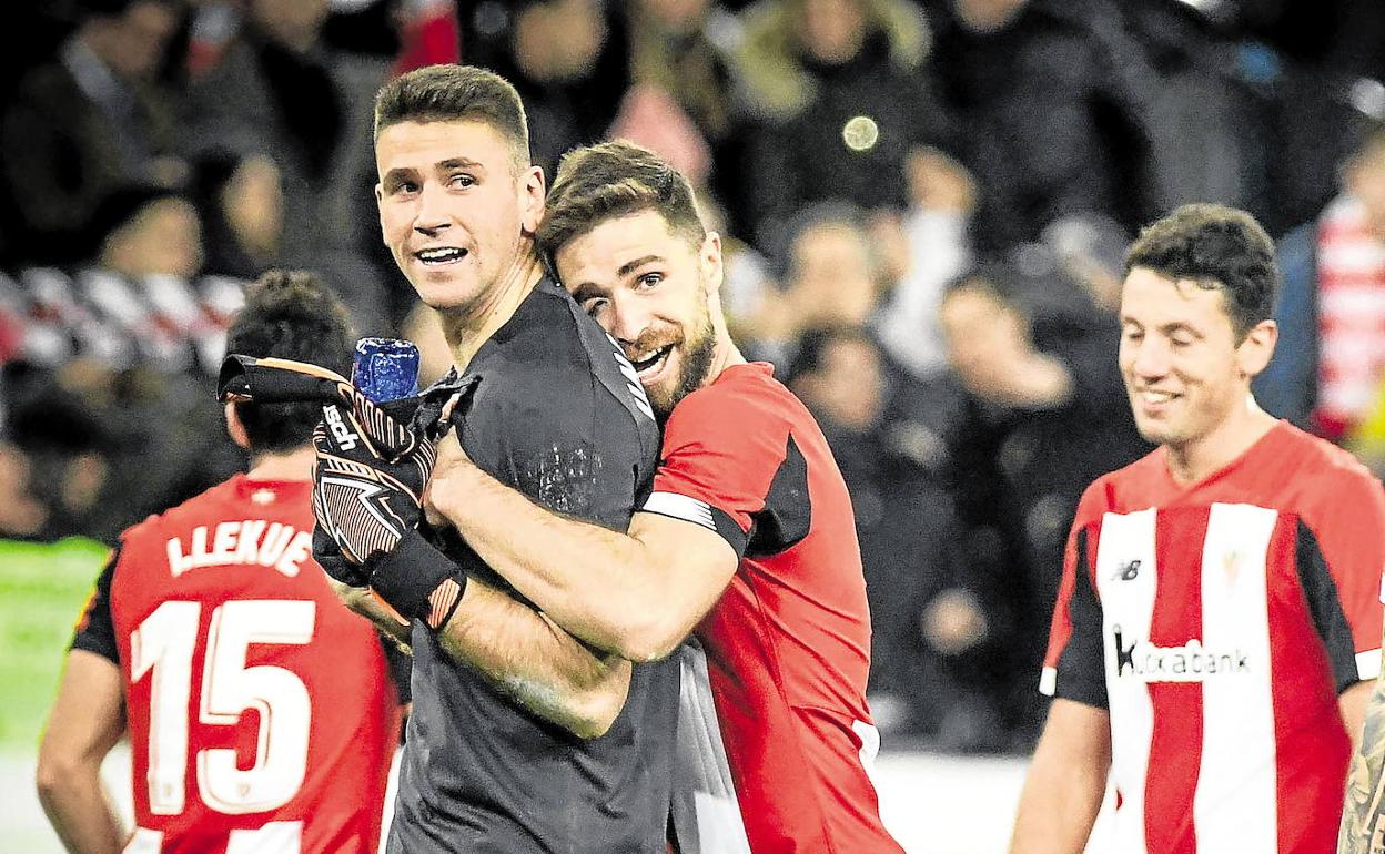 Yeray abraza a Unai Simón en una imagen de archivo.