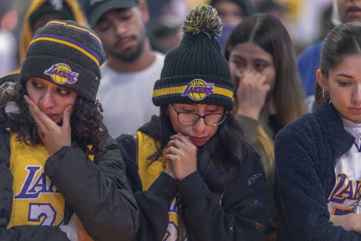Dos chicas con la camiseta de Bryant lloran desconsoladas.