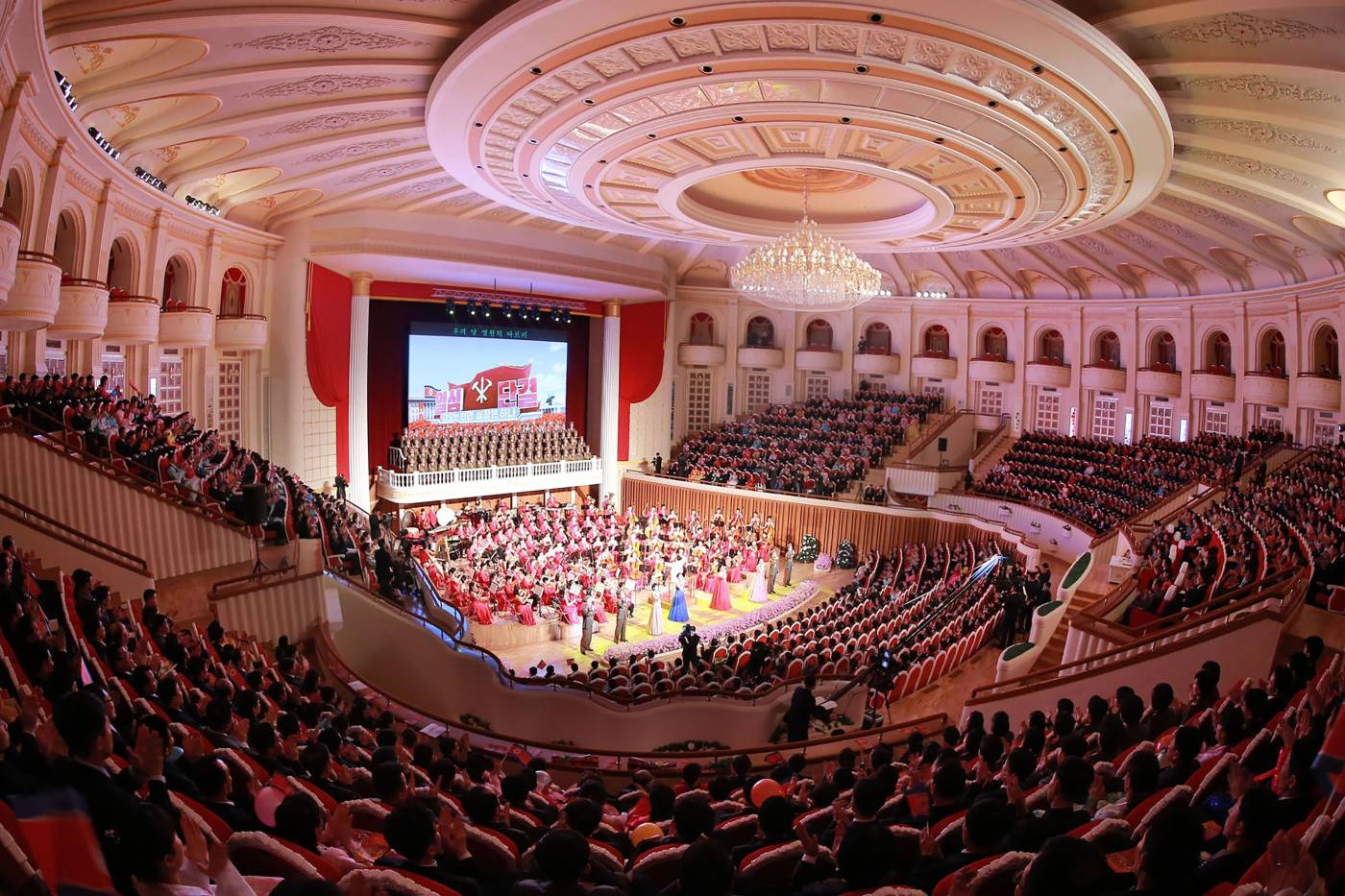 EL líder norcoreano Kim Jong-Un asistiendo a una actuación para celebrar el Año Nuevo Lunar en Pyongyang.