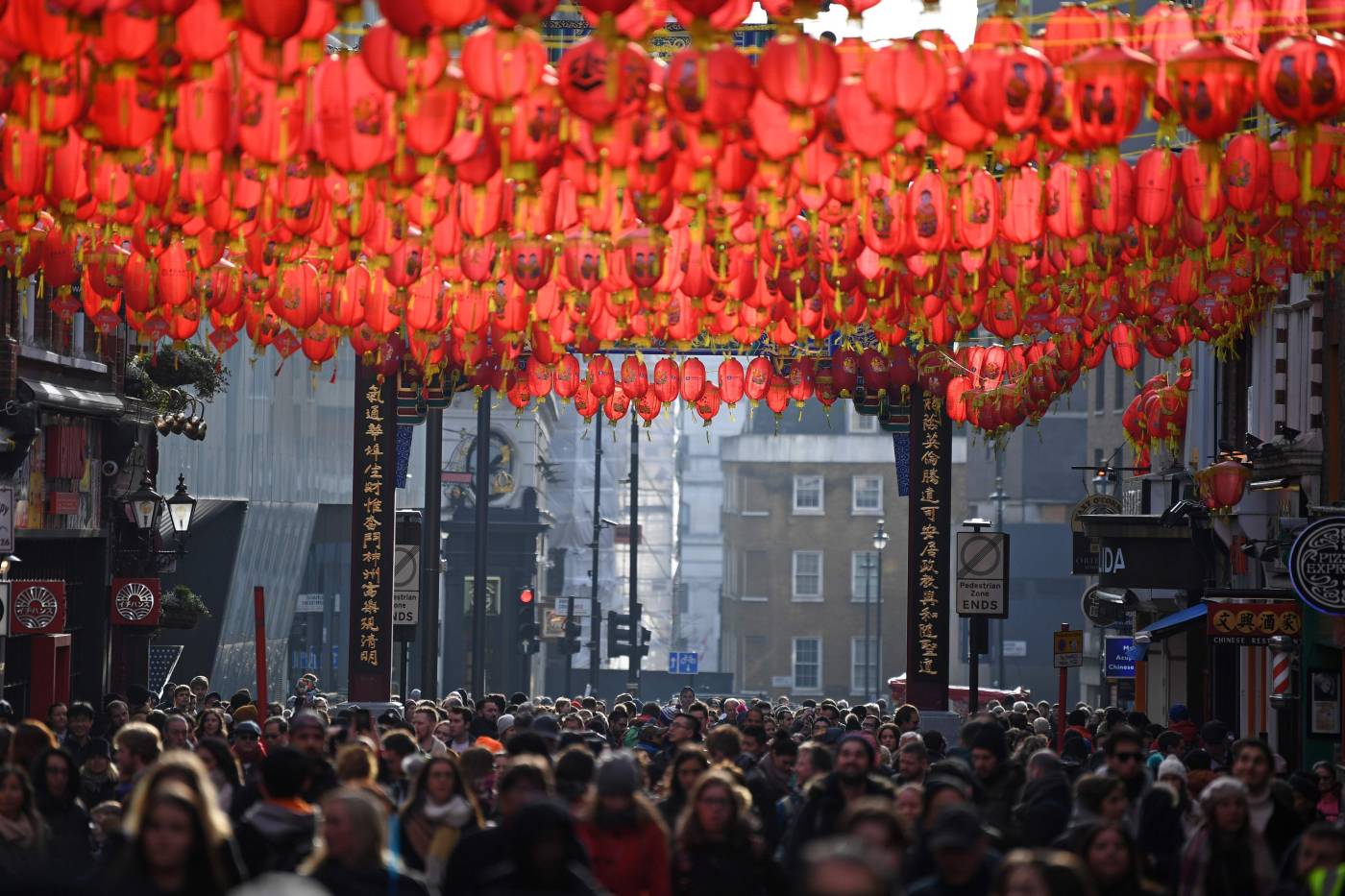 Numerosas personas celebran el año nuevo chino en el barrio chino de Londres.