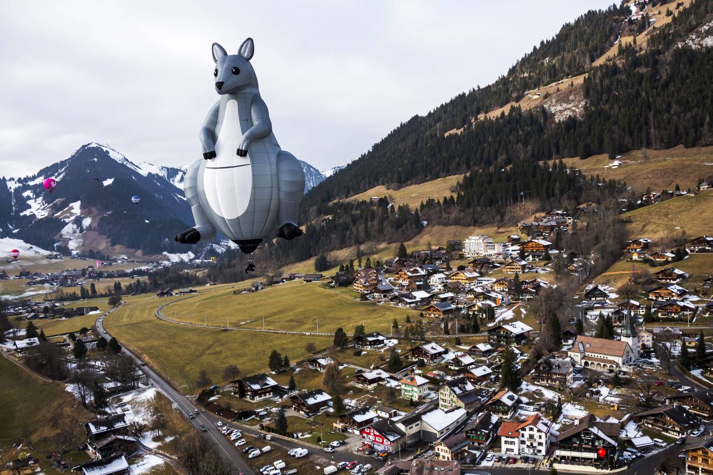 Un globo aerostático con forma de canguro despega del complejo Chateau-d'Oex durante la 42 semana internacional de globos aerostáticos que se celebra en esta localidad alpina de Suiza. 