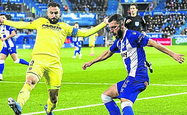 Luis Rioja intenta el centro ante Mario Gaspar en el partido del sábado.