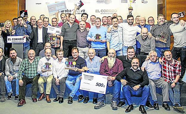 Foto de familia. Premiados y patrocinadores posan juntos al término de la entrega de galardones en el Gran Hotel Lakua.