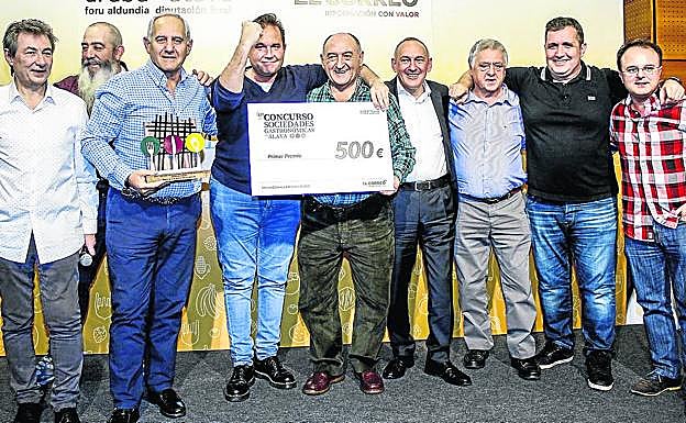 Imagen. Alberto López de Ipiña, Agustín Matías, Guillermo Bello, Álvaro Aguayo, Javier Aguirre, Ramiro González (diputado general de Álava), Iñaki Valle, Abel Armentia y Germán Añúa.