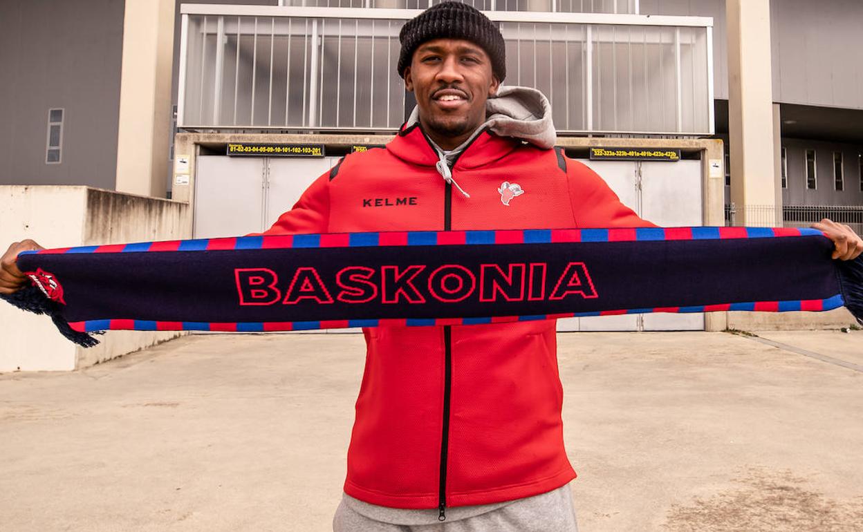 Semaj Christon, con una bufanda del Baskonia, junto al Buesa Arena. 