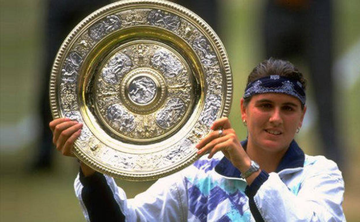 La tenista Conhita Martínez con el mayor título que logró como jugadora, el torneo de Wimbledon en el 94. 