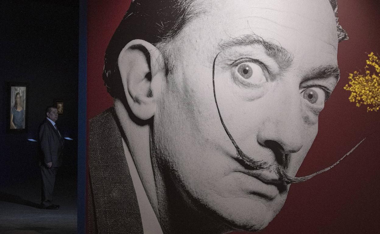 Retrato mural de Salvador Dalí en el acceso a la muestra de 188 obras suyas inaugurada este lunes en Moscú.