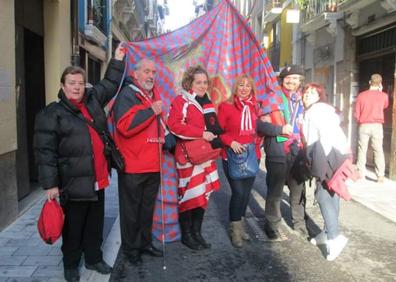 Imagen secundaria 1 - Juan en algunos de sus viajes, en Sevilla y Pamplona y antes de un partido contra la Real Sociedad.