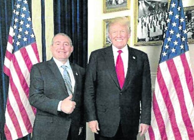 Trump con Lev Parnas, el hombre que difundió una grabación en la que el presidente ordena destituir a la embajadora en Ucrania. 