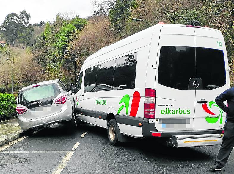 El minibús del accidente en Otxarkoaga.