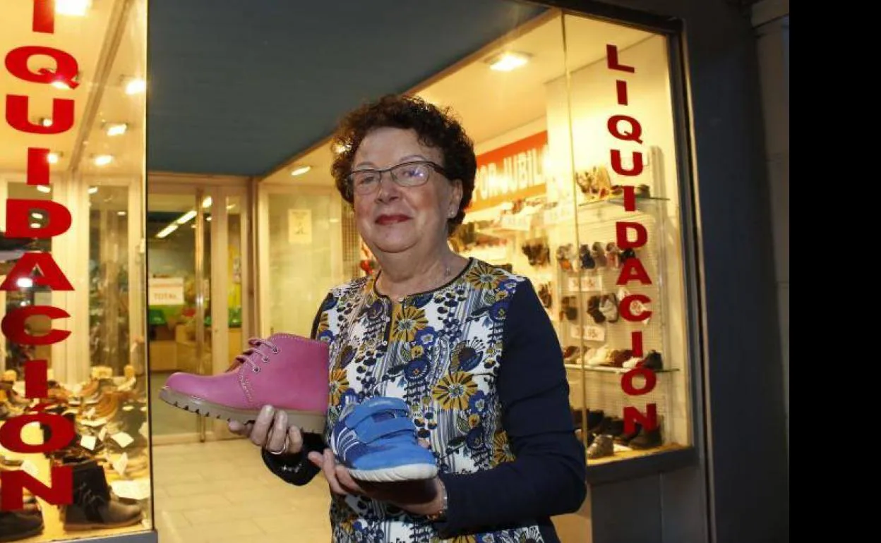 Blanca Arrugaeta en el exterior de la zapatería Calzados Gil.