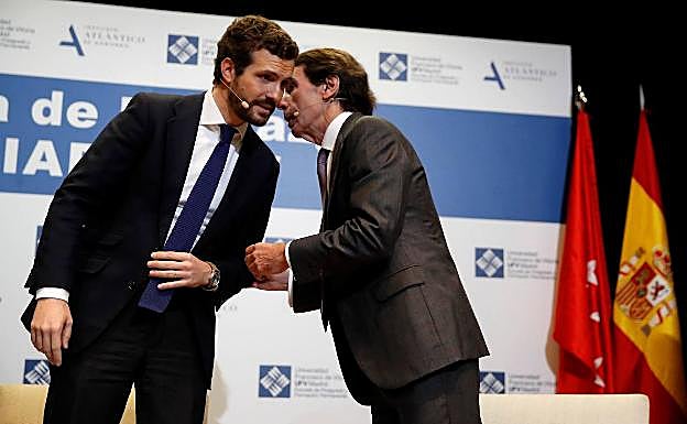 Aznar junto a Casado en un coloquio organizado en la Universidad Francisco de Vitoria. 