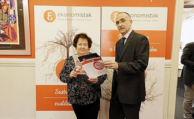 Los economistas Mercedes Vallejo y Joseba Barandiaran, responsables del estudio Ekonometro del Colegio Vasco de Economistas. 
