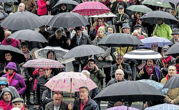 Grupos de pensionistas volvieron a concentrarse ayer bajo la lluvia ante el Ayuntamiento de Bilbao.