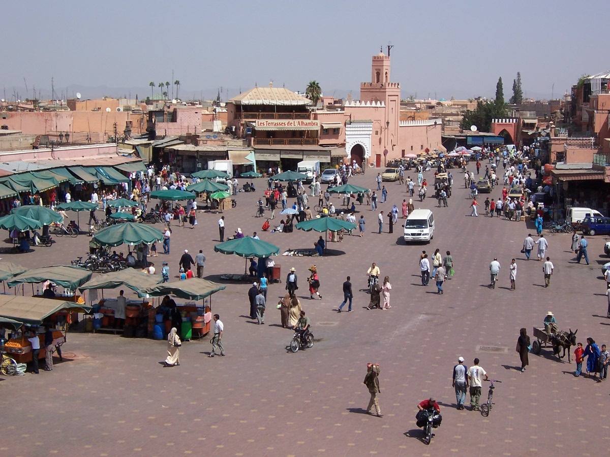 Plaza de Yamaa el Fna (Marrakech, Marruecos) | Muy cerca de la mezquita Kutubía, con su torre "gemela" de la Giralda. Desde ahí se accede a los zocos y tiendas de la medina o ciudad antigua. 