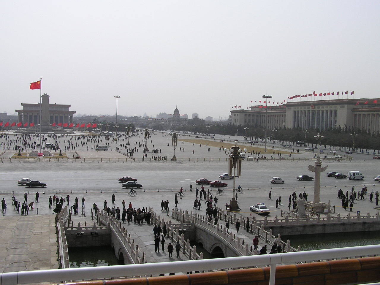 Plaza de Tiananmén (Pekín, China) | En ella está el Museo Nacional de Historia y de la Revolución y el Gran Palacio del Pueblo, sede de la Asamblea Popular Nacional, y muy cerca de la plaza está el Gran Teatro Nacional de China. 