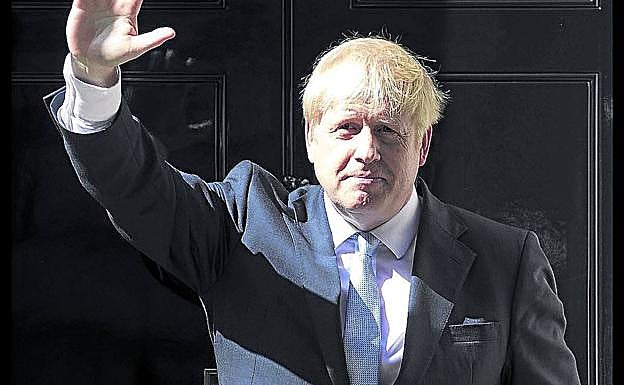 Johnson saluda desde su residencia oficial, el pasado julio, tras ser proclamado primer ministro.