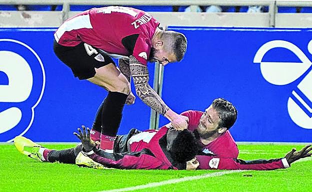 Iñigo Martínez e Iker Muniain felicitan y abrazan a Williams después de marcar el segundo gol del Athletic en Tenerife, donde hizo el doblete. 