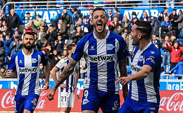 Joselu y Lucas celebran el gol del primero contra el Valladolid. 
