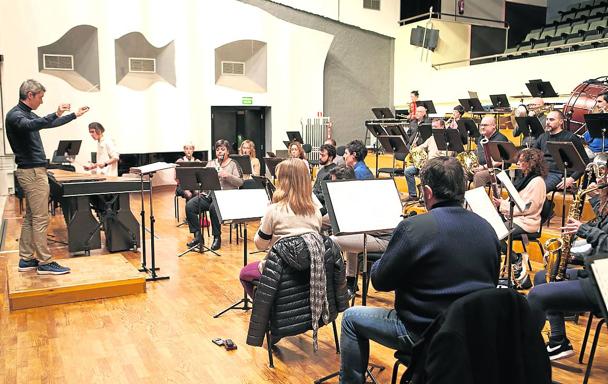 La Banda, a las órdenes de Olazabal, ultimaba ayer el programa del concierto gratuito.