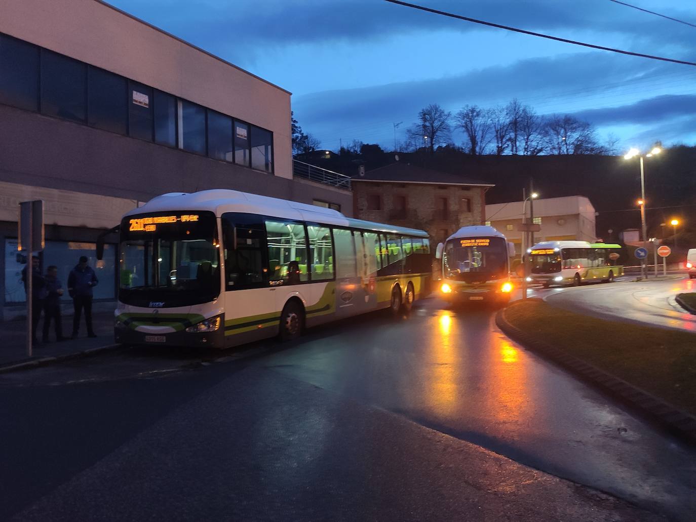 Ugao-Miraballes. Tres autobuses retenidos desde las 07:00 horas porque «unos chavales» les han pinchado las ruedas, denuncian los chóferes.