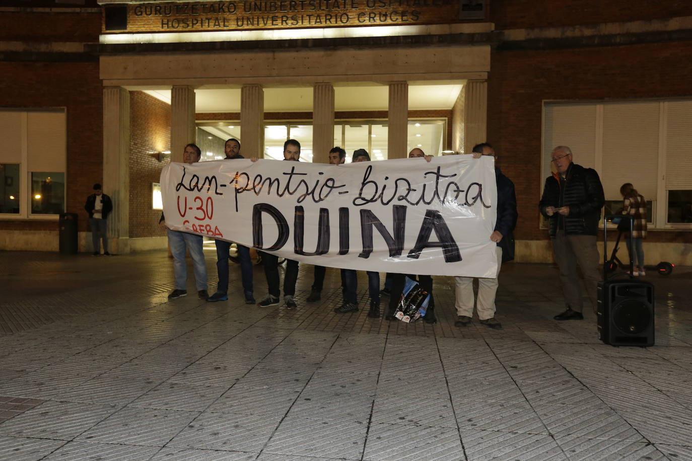 Barakaldo. Pancarta en la entrada del hospital de Cruces.