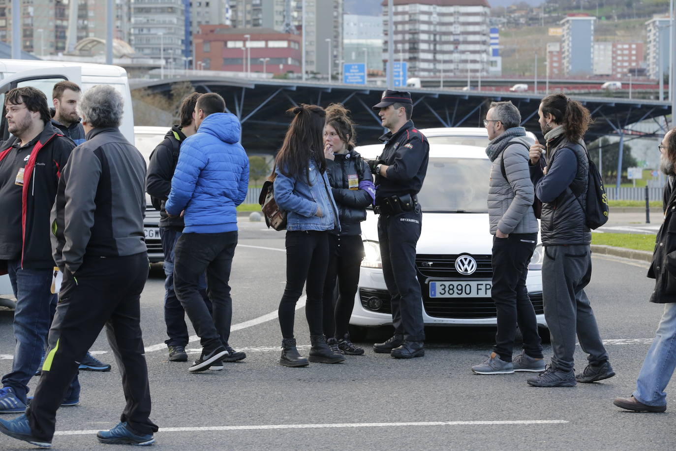 Barakaldo. Manifestantes cortan uno de los accesos.