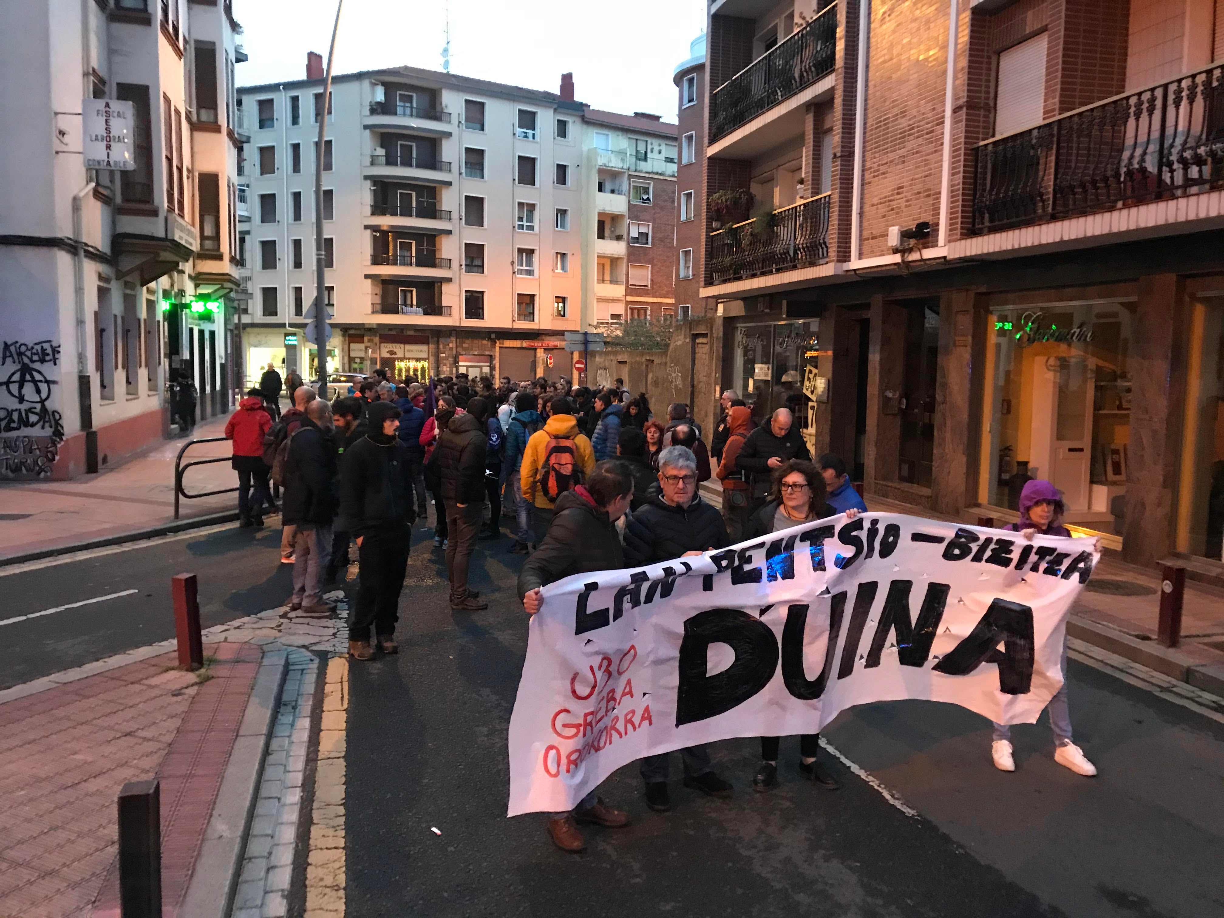 Barakaldo. Un grupo de manifestantes corta una de las calles de la localidad.