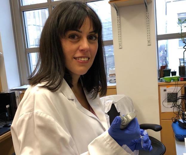 La doctora Elizabeth Diago realiza unas pruebas en el laboratorio. 