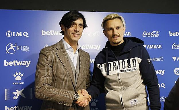 Ljubomir Fejsa durante su presentación, junto al director deportivo del Alavés, Sergio Fernández. 