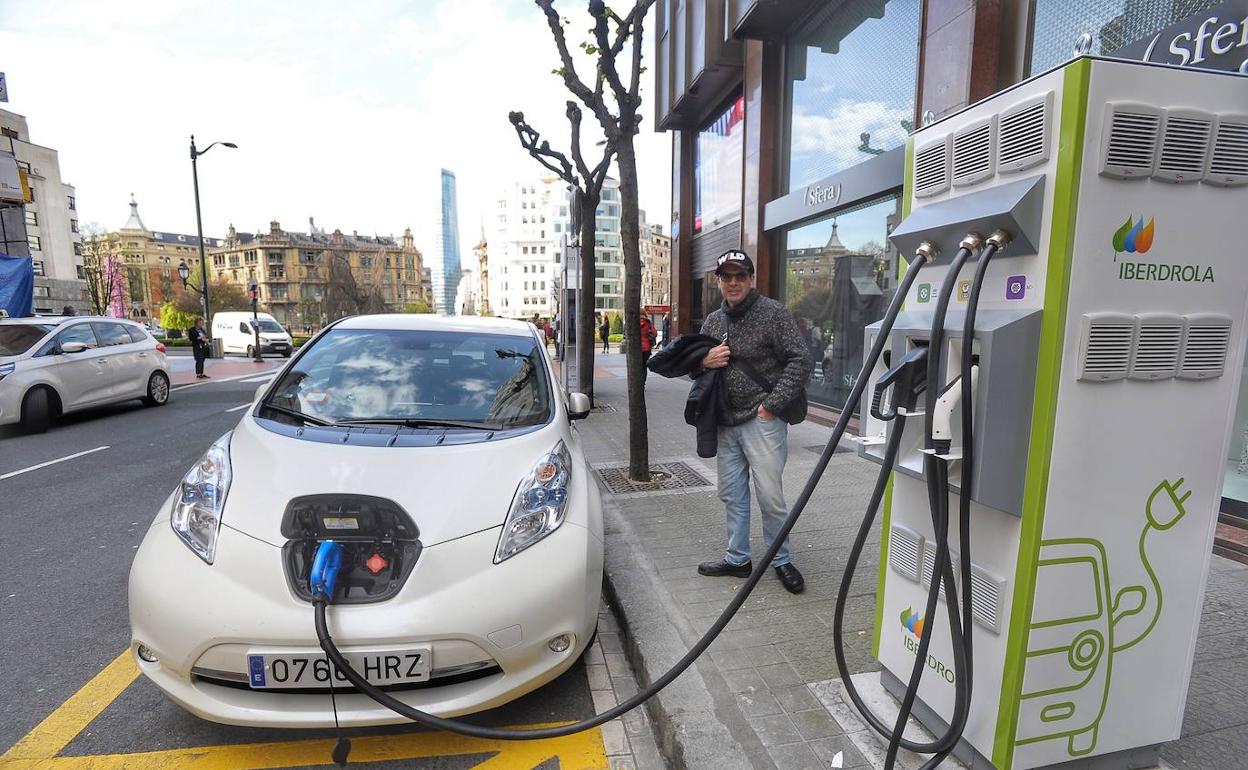 Punto de recarga de coches eléctricos en Bilbao.