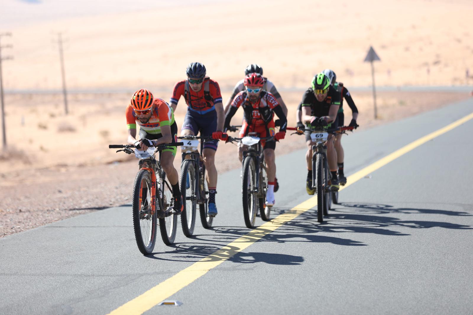 Uno de los escasos tramos en los que los 'bikers' pisan asfalto