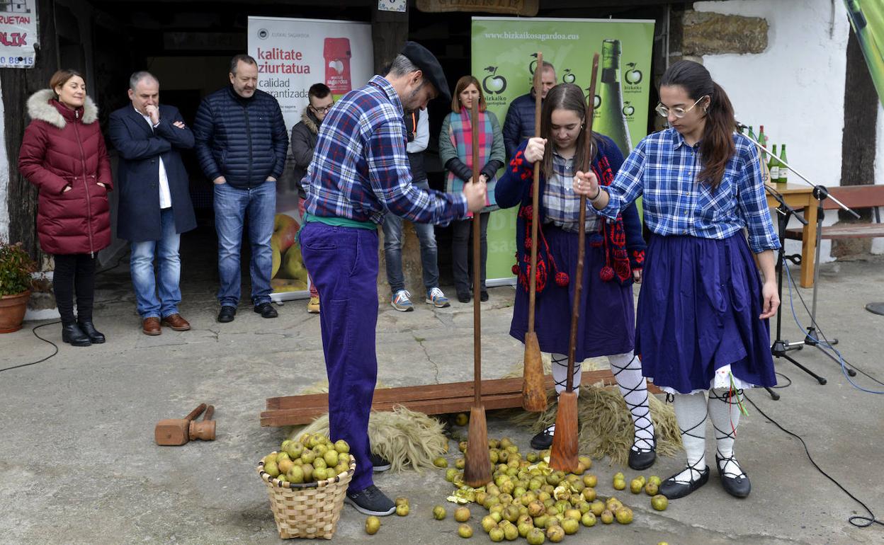 El prensado de las manzanas abrió la temporada del txotx en Bizkaia. 