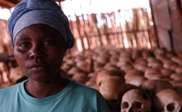 Fotografía de archivo de Dancila Nyirabazungu, superviviente y una de los conservadoras del centro en recuerdo del genocidio en la Iglesia de la Reina de los Apóstoles de Ntarama, Ruanda.